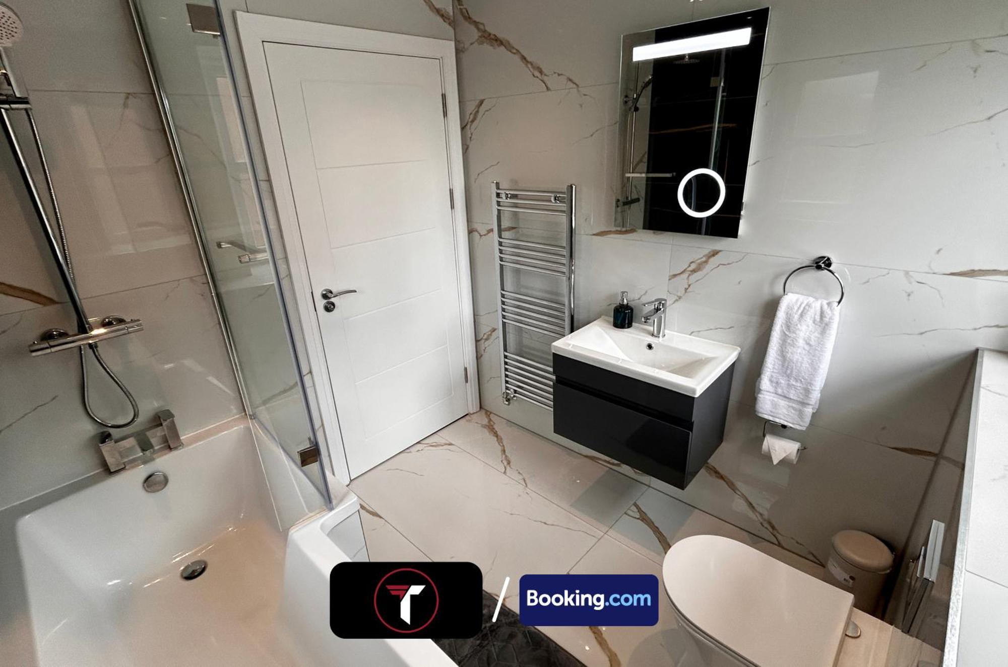 Spacious 4 Bedroom By Tara Stays Short Lets & Serviced Accommodation Aldershot With Free Wifi & Garden Εξωτερικό φωτογραφία