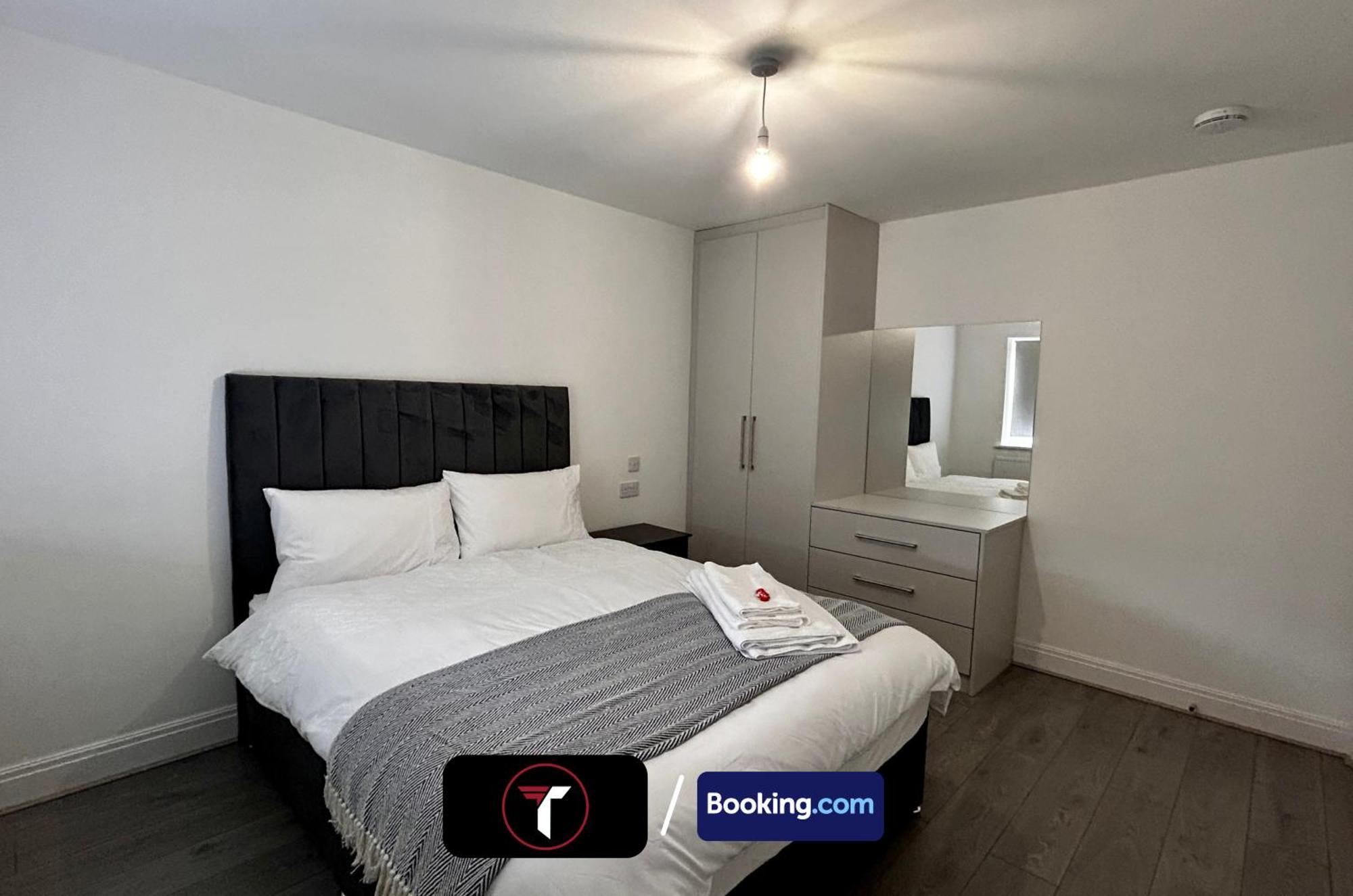 Spacious 4 Bedroom By Tara Stays Short Lets & Serviced Accommodation Aldershot With Free Wifi & Garden Εξωτερικό φωτογραφία