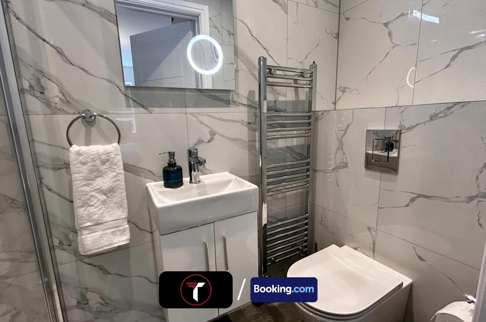 Spacious 4 Bedroom By Tara Stays Short Lets & Serviced Accommodation Aldershot With Free Wifi & Garden Εξωτερικό φωτογραφία